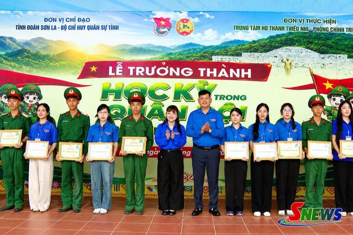 Ban tổ chức trao giấy chứng nhận cho các điều phối viên