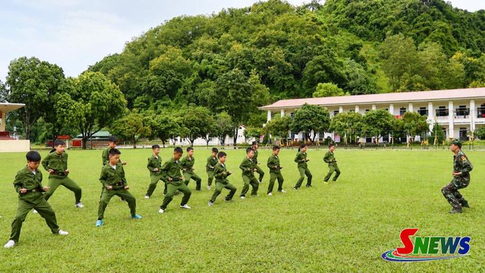 Cán bộ, chiến sĩ hướng dẫn các em tập võ