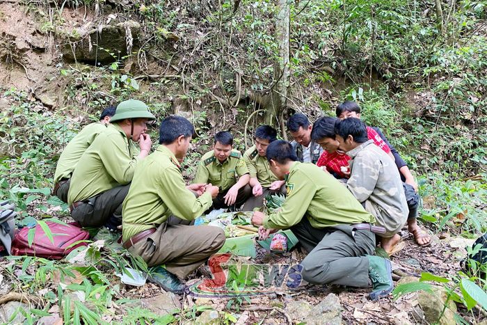 Bữa ăn giữ rừng của cán bộ Ban Quản lý rừng đặc dụng phòng hộ Sốp Cộp và nhân dân.