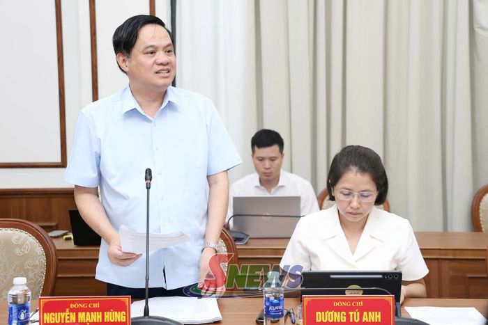 Đồng chí Phó Chủ tịch Thường trực Ủy ban MTTQ Việt Nam tỉnh phát biểu tại cuộc họp.