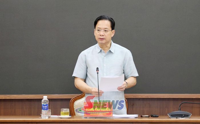 Đồng chí Bí thư Tỉnh ủy phát biểu tại cuộc họp.