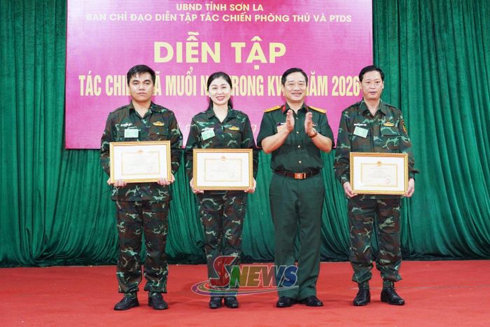 Lãnh đạo Bộ CHQS tỉnh tặng giấy khen các tập thể và cá nhân.