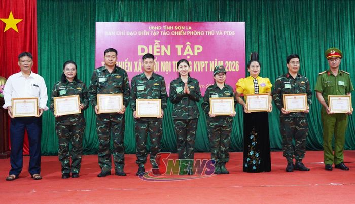 Các tập thể, cá nhân nhận giấy khen của UBND xã Muổi Nọi.