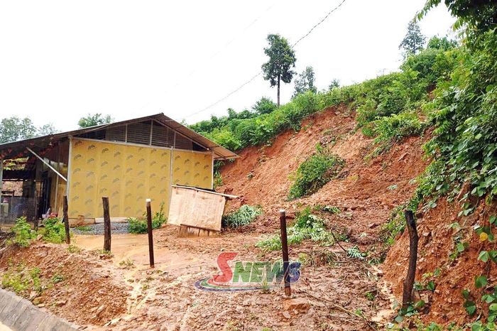 Sạt lở taluy dương đe dọa nhà ở của người dân. Ảnh: Xã Mường Chiên.