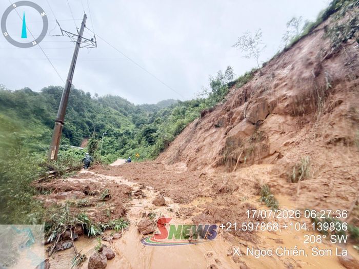 Tuyến đường giao thông bị sạt lở gây ách tắc tại xã Ngọc Chiến.