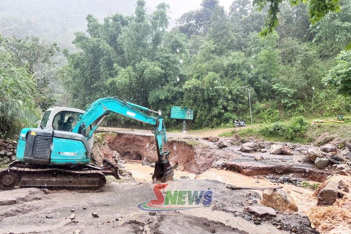 Xã Ngọc Chiến huy động máy xúc khắc phục tạm thời các tuyến đường giao thông. Ảnh: Quỳnh Hoa (CTV). 