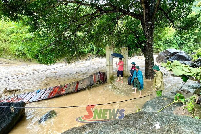 Lãnh đạo xã Pắc Ngà kiểm tra tình hình thiệt hại do mưa lũ trên địa bàn xã. Ảnh: xã Pắc Ngà