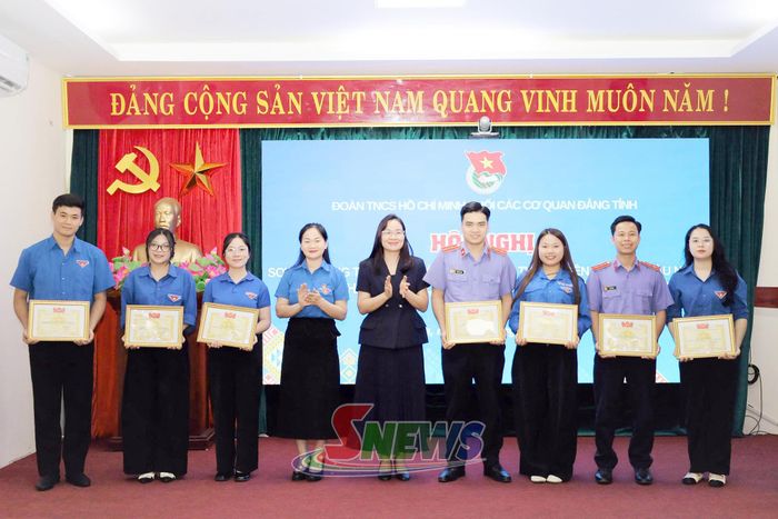 Các cá nhân có thành tích trong công tác Đoàn và phong trào thanh niên nhận khen thưởng của Đoàn khối.
