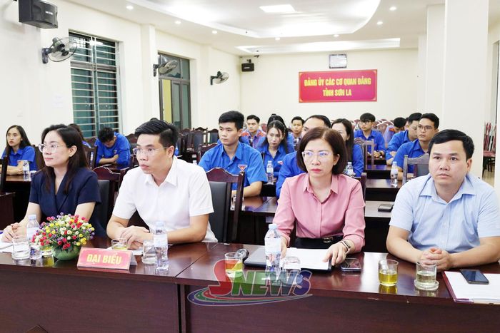 Các đại biểu dự hội nghị.