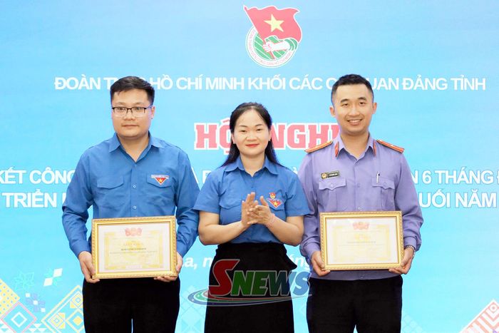 Các tập thể có thành tích trong công tác Đoàn và phong trào thanh niên nhận khen thưởng của Đoàn khối.