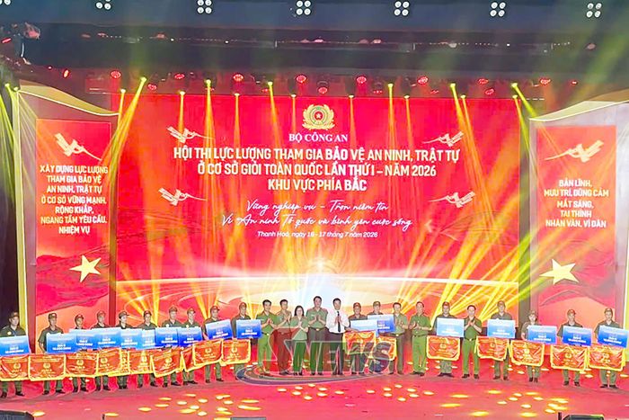 Ban tổ chức trao giải cho các đoàn tham gia hội thi. Ảnh Công an cung cấp.