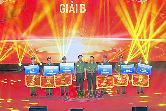 Ban tổ chức trao giải B cho các đoàn đoạt giải. Ảnh Công an cung cấp.