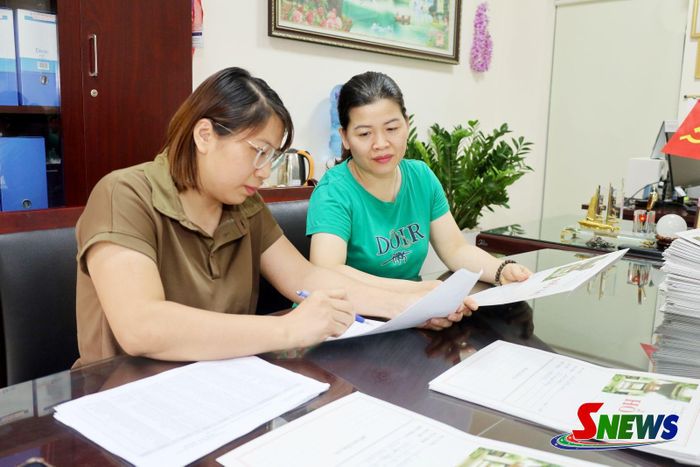 Giáo viên Trường Tiểu học Quyết Thắng đối chiếu hồ sơ gốc tuyển sinh của học sinh.