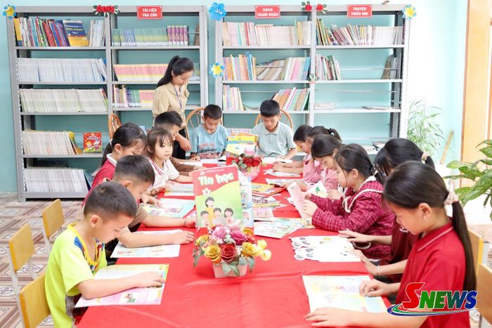 Các em học sinh đọc sách tại thư viện Trường Tiểu học Mường Giôn, xã Mường Giôn.