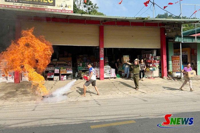Công an xã Tân Phong tổ chức cho nhân dân diễn tập phòng cháy chữa cháy.