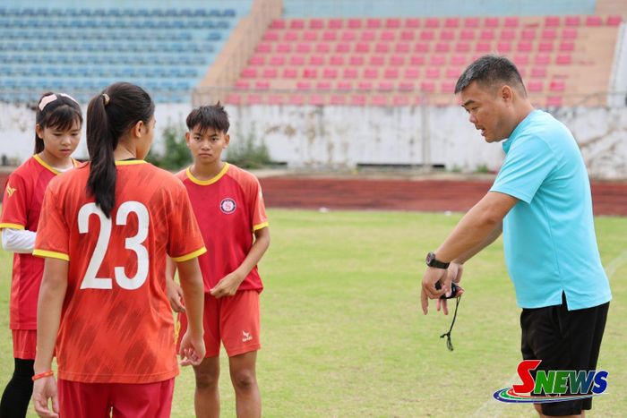 Ban huấn luyện Đội bóng đá nữ Sơn La nâng cao khối lượng bài tập trước giải đấu.