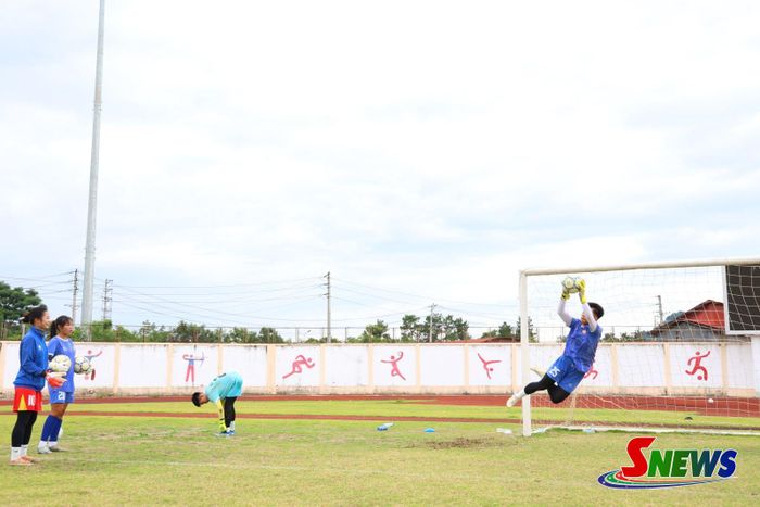 Vận động viên Đội tuyển bóng đá nữ U16 Sơn La tập luyện trước giải đấu.