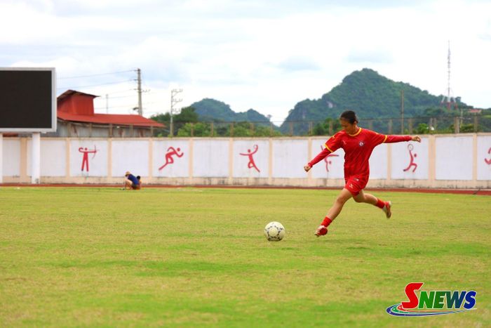 Vận động viên Đội tuyển bóng đá nữ U16 Sơn La tập luyện trước giải đấu.