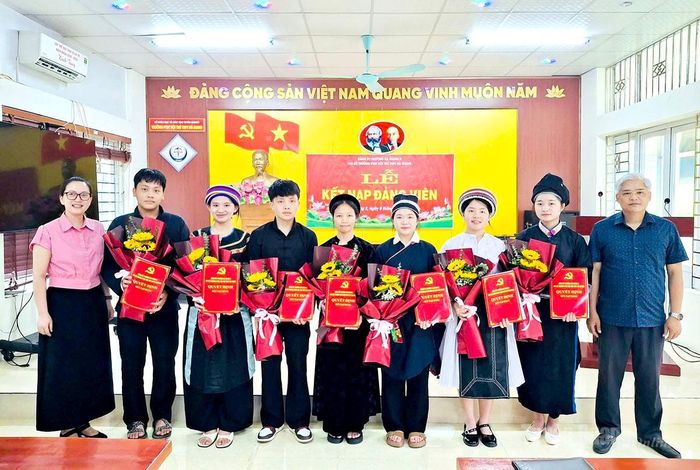 Các em học sinh trường PTDT Nội trú THPT Hà Giang được kết nạp vào Đảng khi 18 tuổi.