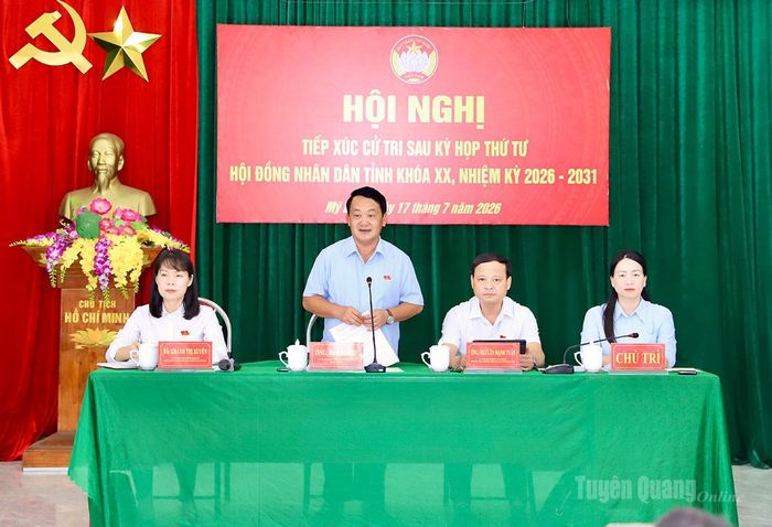 Bí thư Tỉnh ủy Hầu A Lềnh phát biểu tại buổi tiếp xúc .