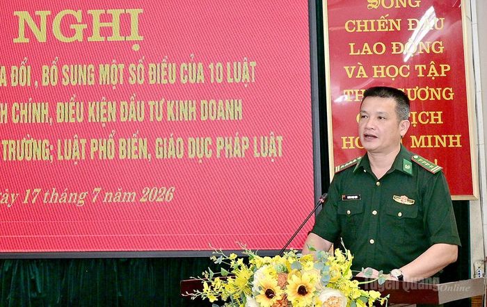Đồng chí Hoàng Ngọc Định, Ủy viên Ban Chấp hành Đảng bộ tỉnh, Phó Chỉ huy trưởng BCHQS tỉnh, Chỉ huy trưởng Ban Chỉ huy Bộ đội Biên phòng tỉnh, đại biểu Quốc hội khóa XVI tỉnh báo cáo đề dẫn về các dự thảo Luật.