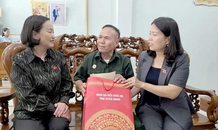 Đại biểu Quốc hội Phạm Thúy Chinh và Lý Thị Lan tặng quà gia đình thương binh, người hoạt động kháng chiến bị nhiễm chất độc hóa học Võ Duy Chức, thôn Việt Quang, xã Bắc Quang.
