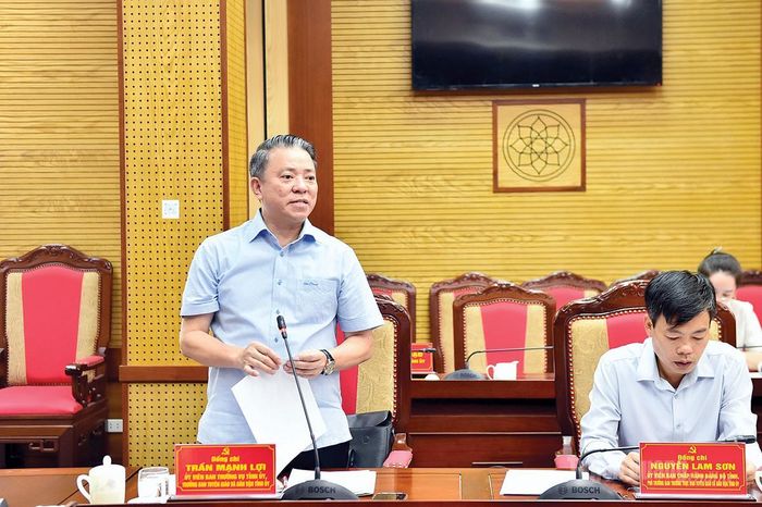 Đồng chí Trưởng ban Tuyên giáo và Dân vận Tỉnh ủy Trần Mạnh Lợi gợi ý thảo luận tại hội nghị.