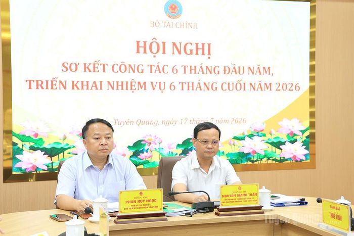Các đồng chí: Phan Huy Ngọc, Phó Bí thư Tỉnh ủy, Chủ tịch UBND tỉnh; Nguyễn Mạnh Tuấn, Ủy viên Ban Thường vụ Tỉnh ủy, Phó Chủ tịch Thường trực UBND tỉnh đồng chủ trì hội nghị tại điểm cầu tỉnh Tuyên Quang.