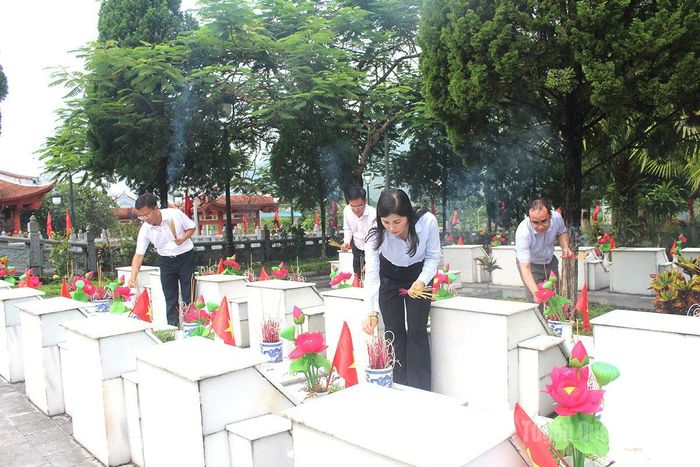 Đoàn công tác Văn phòng Thành ủy Đà Nẵng và Văn phòng Tỉnh ủy Tuyên Quang thắp hương phần mộ các Anh hùng Liệt sỹ.