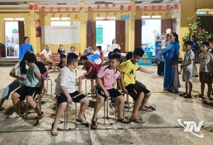 Thanh, thiếu nhi tổ 107, 108 phường Phan Đình Phùng tham gia trò chơi tại buổi sinh hoạt hè.