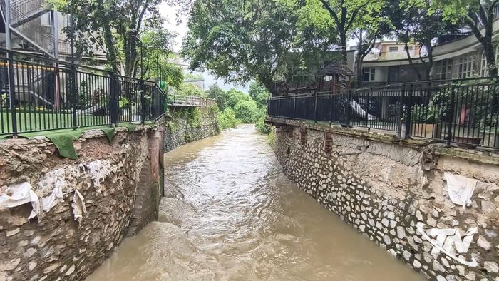 Suối Làng Đanh thông thoáng sau khi công trình vi phạm được tháo dỡ.