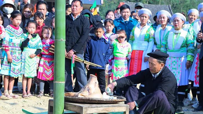 Lễ vật dâng cúng thần linh tuy đơn giản nhưng chứa đựng lòng thành kính.