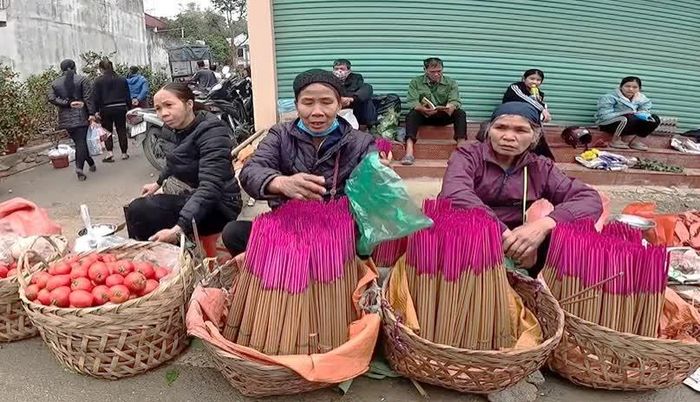 Người Tày ở vùng cao Thái Nguyên vẫn làm hương truyền thống để bán tại các phiên chợ.