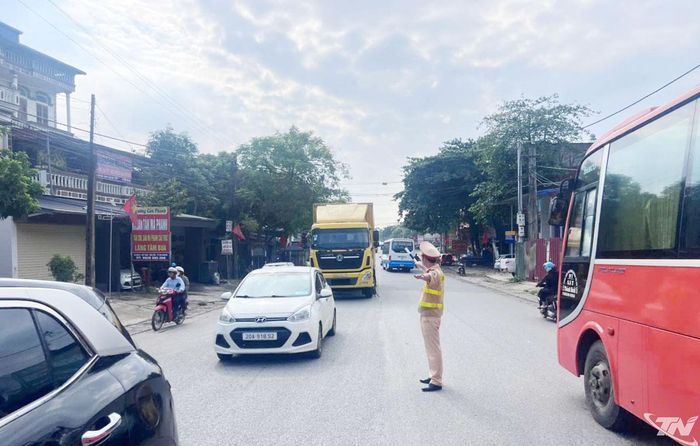 Cảnh sát giao thông Công an tỉnh Thái Nguyên phân luồng giao thông.