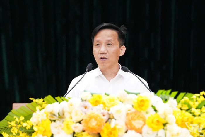 Đồng chí Đặng Văn Huy, Giám đốc Sở Nông nghiệp và Môi trường trả lời chất vấn.