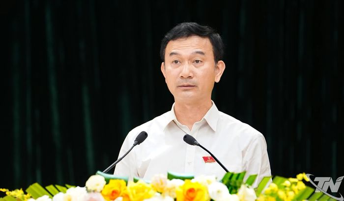 Đồng chí Phạm Quang Anh, Giám đốc Sở Xây dựng trả lời chất vấn.