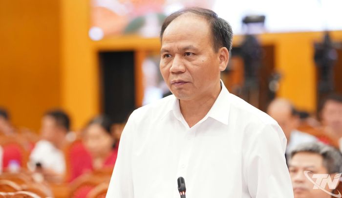 Đồng chí Lê Kim Phúc, Giám đốc Sở Tài chính giải trình về đầu tư công, thu ngân sách.