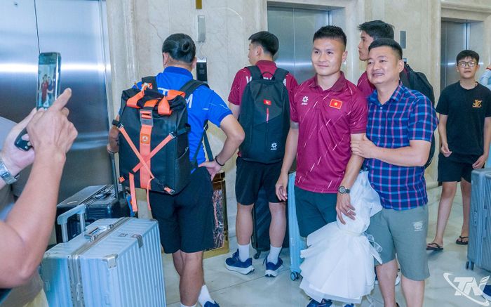 Các cầu thủ giữ tinh thần thoải mái, thân thiện khi gặp gỡ người hâm mộ tại khách sạn lưu trú.