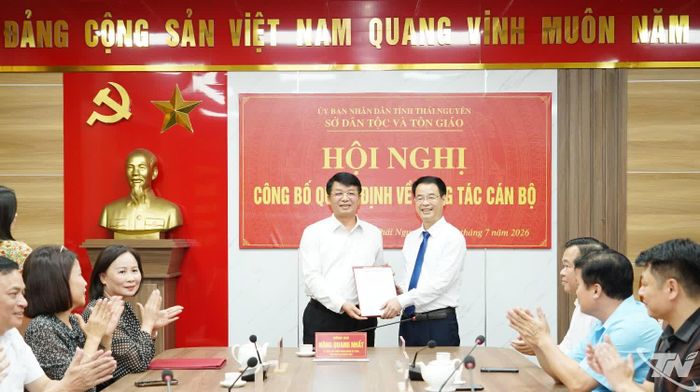Đồng chí Nông Quang Nhất, Phó Chủ tịch UBND tỉnh trao quyết định việc điều động, bổ nhiệm chức vụ Phó Giám đốc Sở Dân tộc và Tôn giáo cho đồng chí Vũ Việt Dũng.
