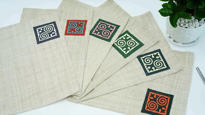 Những ứng dụng họa tiết, hoa văn của người Mông trong cuộc sống hiện đại.