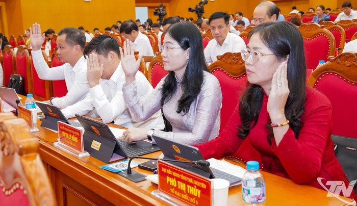 Các đại biểu biểu quyết thông qua nghị quyết tại Kỳ họp.