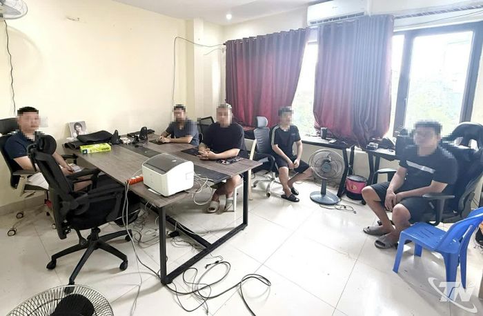 Các đối tượng trong vụ việc đánh bạc bằng hình thức đặt cược cá độ bóng đá, bóng rổ trên trang game đổi thưởng AE888, do Công an tỉnh Thái Nguyên phát hiện.