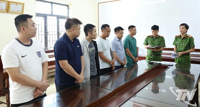 Các đối tượng liên quan đến đường dây tổ chức đánh bạc và đánh bạc trên không gian mạng có giao dịch hơn 900 tỷ đồng tại Cơ quan Cảnh sát điều tra. (Ảnh: Bộ Công an)