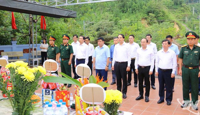 Đoàn đại biểu tỉnh Thái Nguyên tưởng niệm các Anh hùng liệt sĩ tại Đền thờ các Anh hùng liệt sĩ Mặt trận Vị Xuyên (Điểm cao 468).