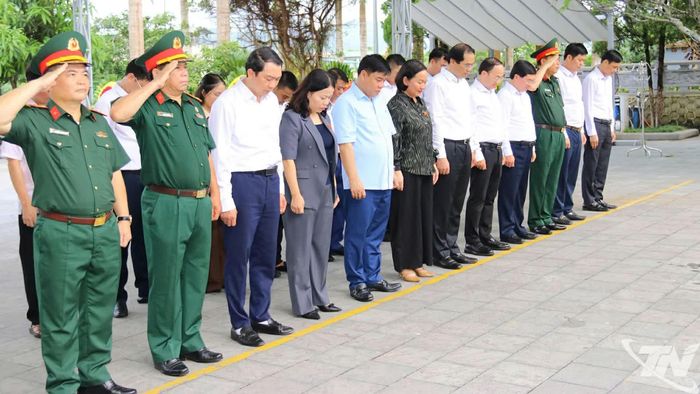 Đoàn đại biểu tỉnh Thái Nguyên thành kính tưởng niệm các Anh hùng liệt sĩ tại Nghĩa trang Liệt sĩ Quốc gia Vị Xuyên, tỉnh Tuyên Quang.