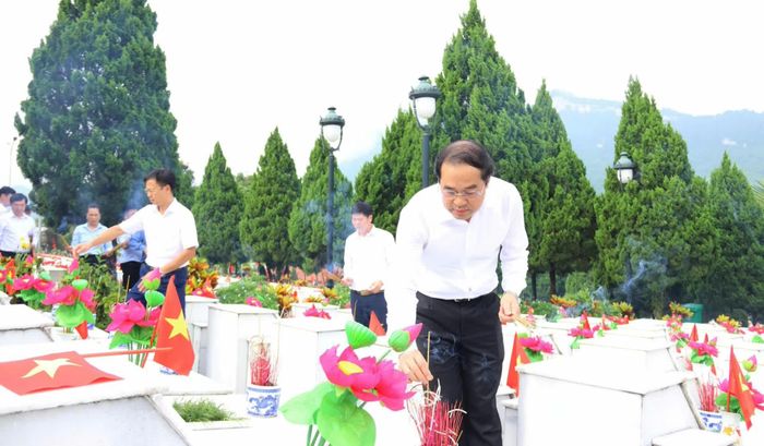 Đồng chí Bí thư Tỉnh ủy Trịnh Xuân Trường thắp hương tại các phần mộ liệt sĩ.