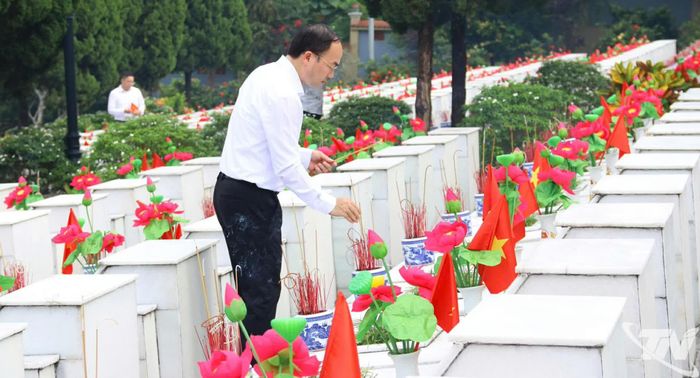 Đồng chí Phó Bí thư Thường trực Tỉnh ủy, Trưởng Đoàn ĐBQH tỉnh Nguyễn Đăng Bình thắp hương tại các phần mộ liệt sĩ.