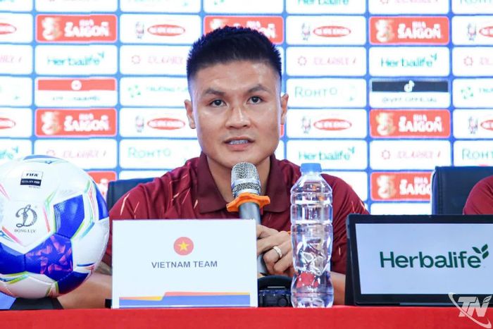 Đội trưởng Nguyễn Quang Hải chia sẻ sự tự tin khi đảm nhận vai trò thủ quân và dành nhiều lời khen cho chất lượng mặt sân cùng tình cảm ấm áp của người hâm mộ Thái Nguyên.