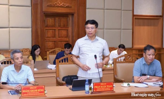 Đồng chí Phan Xuân Toàn, UVTV Thành ủy, Trưởng ban Tổ chức Thành ủy công bố quyết định. 