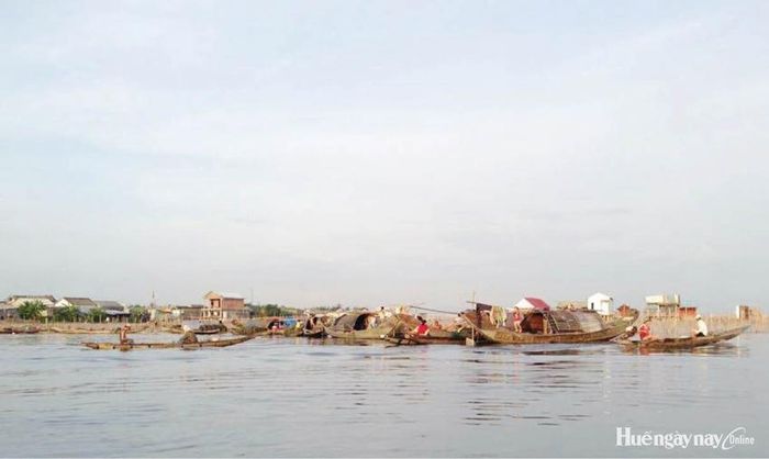 Đầm Chuồn từng là một bãi nước mênh mông với vô vàn các loài tôm, cua, cá, ghẹ sinh sống.